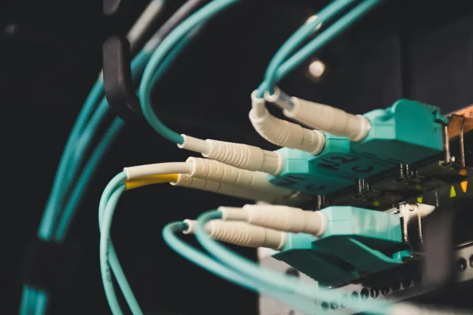 Netzwerk Switch Netzwerk Switch versehen mit einigen Steckern.