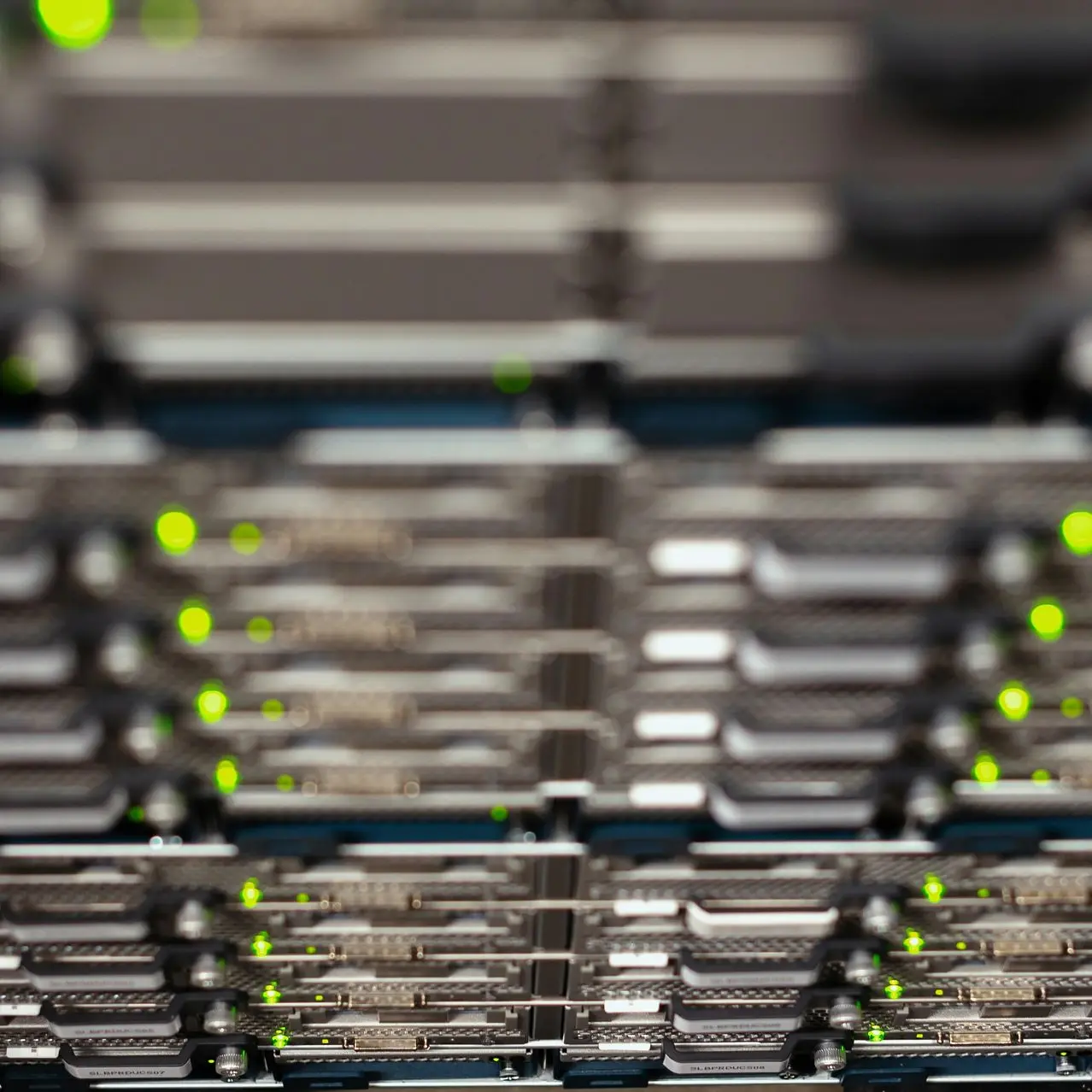 Neuste Technik für die Sicherheit Ihrer Daten Eine Serverfarm symbolisch für Ihre Daten Sicherheit .