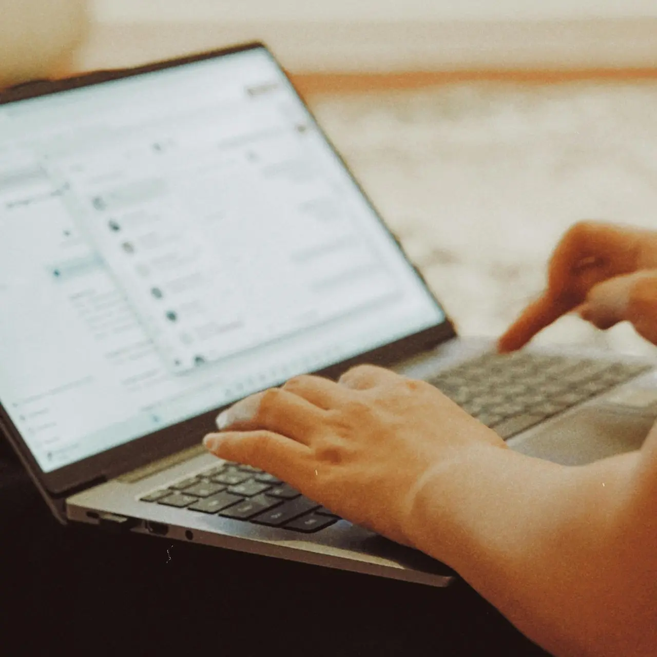 Unser Tech Team ist ihr Ansprechpartner Arbeit an einem Laptop Symbolisch für den IT Support