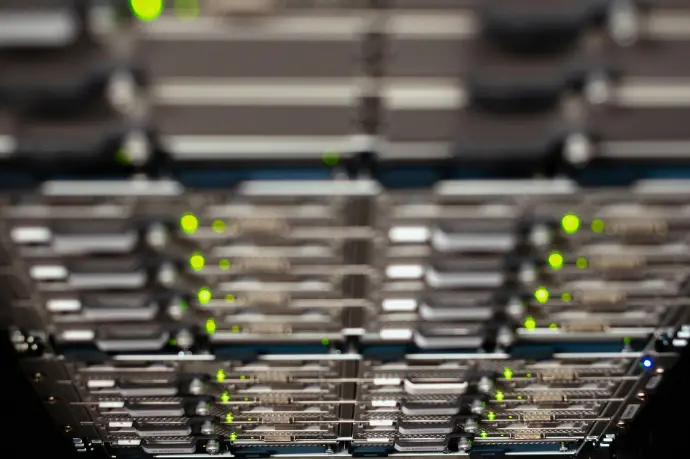 100% Cloud-basiert Serverfarm symbolisch für die Cloud.