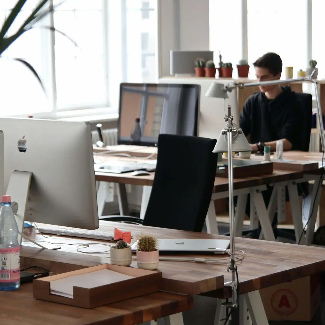 Kooperation einfach gemacht Ein Büro mit mehreren Arbeitsplätzen symbolisch für das teilen und gemeinsame bearbeiten