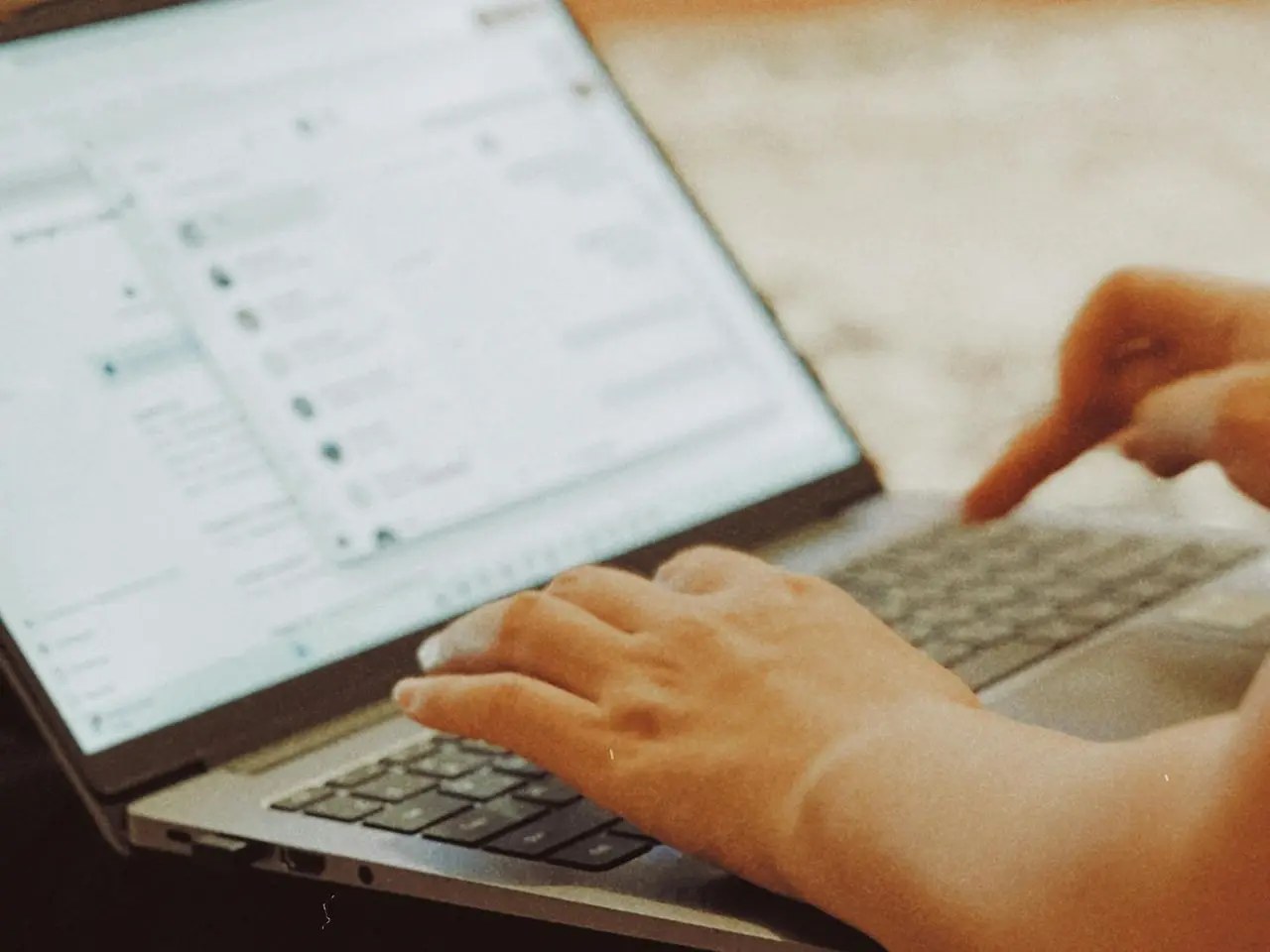 Verträge können immer Optimiert werden Arbeit an einem Laptop Symbolisch für das überarbeiten und durchsehen von Verträgen.