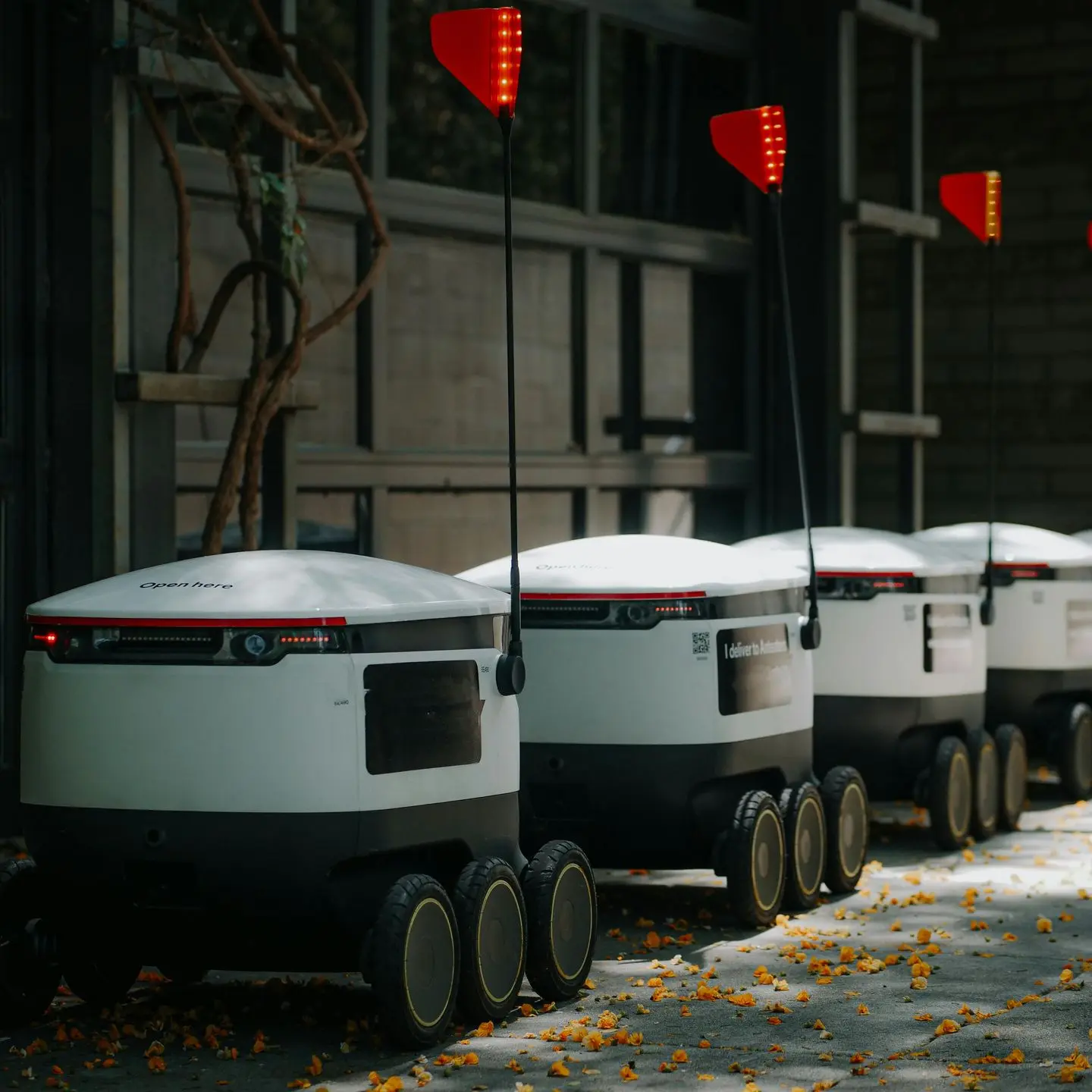 Optimieren und verbessern Roboter Kolone symbolisch für die Effizienzsteigerung