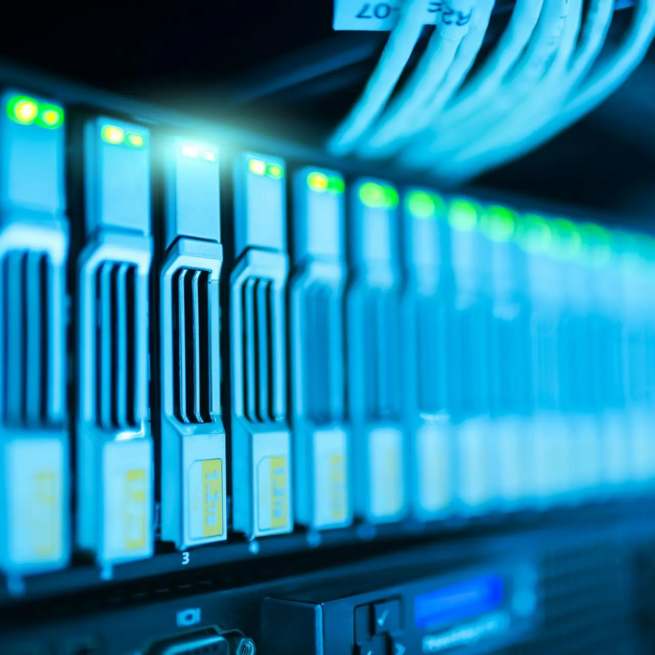 Ihre Daten für Sie immer Erreichbar Eine Festplattenfarm Symbolisch für die Cloud